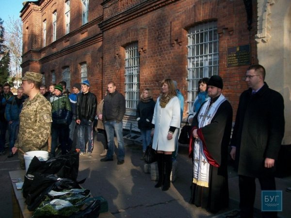 Перших волинських призовників відправили до військової частини. ФОТО