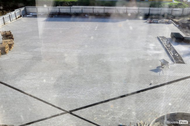 Вид на парковку з першого будинку ЖК «Юпітер»