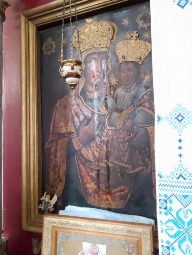 На Волині під час молебню за воїнів ікона Богородиці заплакала миром