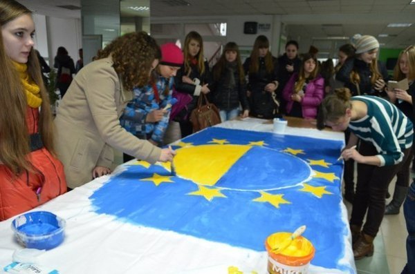 Як у СНУ малювали прапор України-ЄС. ФОТО