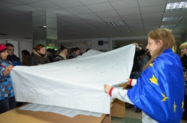 Як у СНУ малювали прапор України-ЄС. ФОТО