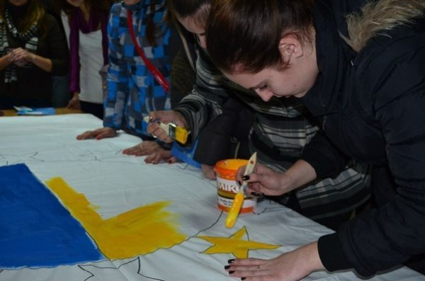 Як у СНУ малювали прапор України-ЄС. ФОТО
