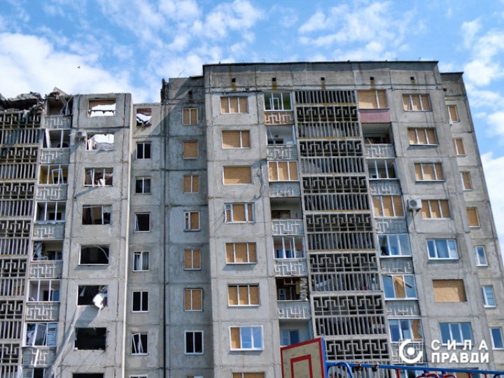 Один з під’їздів повністю зруйнований через обстріл рф: у Луцьку за 9 мільйонів демонтують частину багатоповерхівки