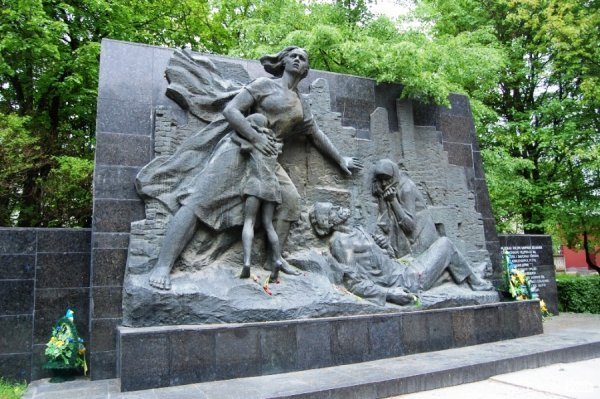 Меморіал в Луцьку оновили до Дня Перемоги