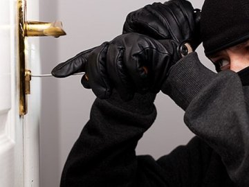 Волинянка спостерігала у вічко, як злодії проривалися до її оселі