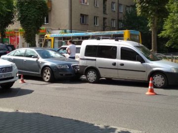 У Луцьку на Перемоги - знову аварія: рух ускладнений. ФОТО