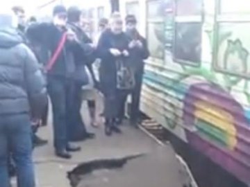 На київській залізничній станції обвалився перон. ФОТО. ВІДЕО