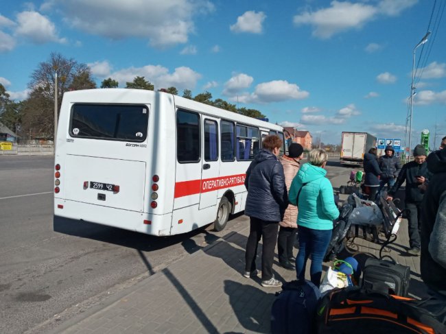 Волинські рятувальники перевезли майже 500 людей, які застрягли на польському кордоні