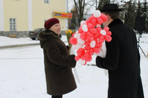 У центрі Луцька чоловіки вчилися «крутити» квіти для жінок. ФОТО