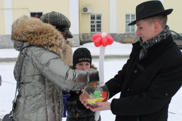У центрі Луцька чоловіки вчилися «крутити» квіти для жінок. ФОТО