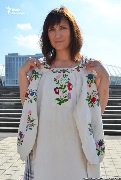 Волинянка показала родинні реліквії – старовинні вишиванки