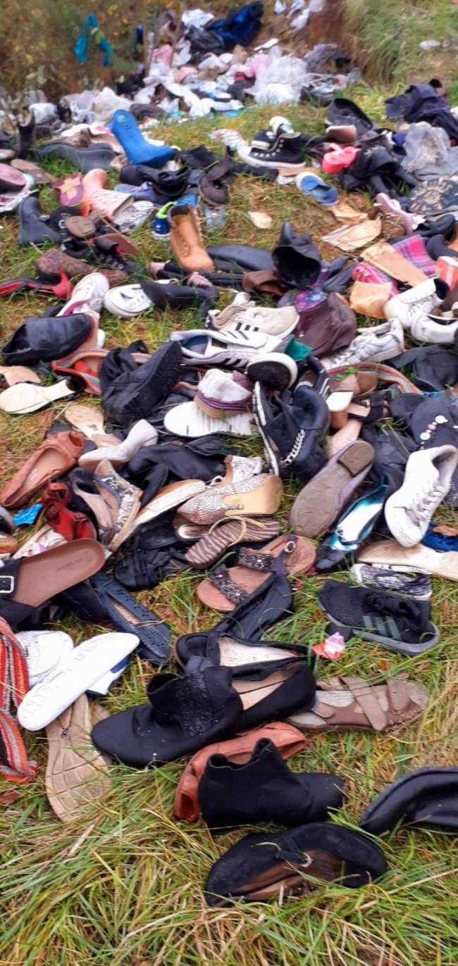 На Волині магазин секонд-хенду викинув гори взуття і одягу просто на узбіччя. ВІДЕО