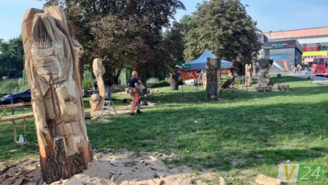  У Луцьку проходить чемпіонат із різьби по дереву. ФОТО