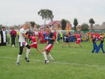 У Луцьку на місці чагарників облаштували новий стадіон