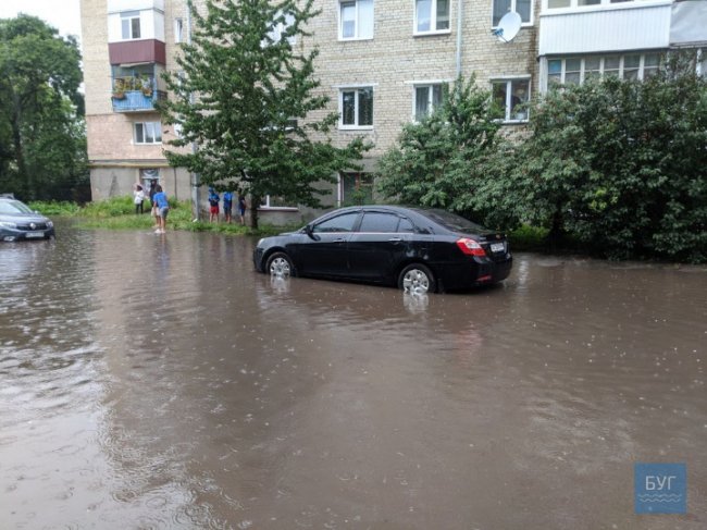 У Володимирі-Волинському після зливи затопило вулицю. ФОТО. ВІДЕО