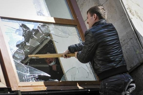 Як «туристи Путіна» захоплювали адмінбудівлі на сході України. ФОТО