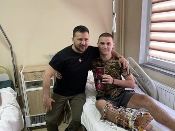 Зеленський вручив нагороду воїну з волинської бригади у госпіталі