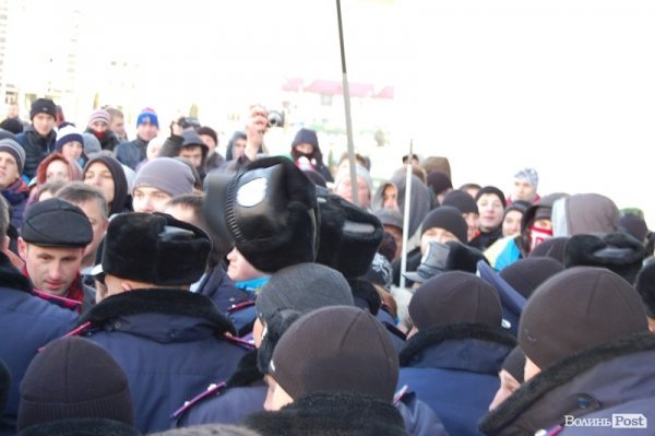 Тиснява під стінами ОДА. ФОТО