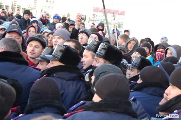 Тиснява під стінами ОДА. ФОТО