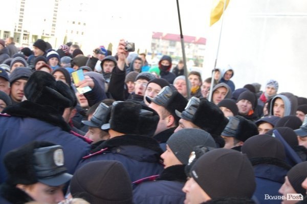 Тиснява під стінами ОДА. ФОТО