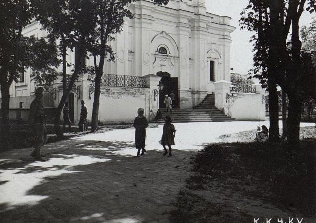 На фото 1915 року видно ліхтарі і ґратки. Фото з Австрійської національної бібліотеки