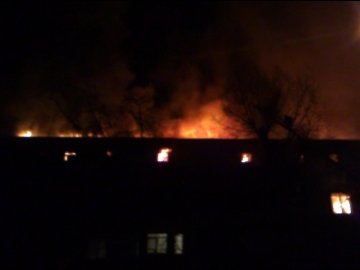 Вночі у Києві горів будинок: вогонь знищив 8 квартир. ВІДЕО 