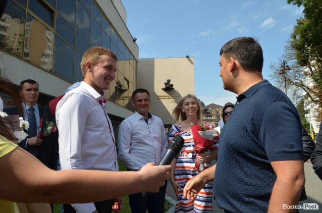 Щастя молодим та селфі-бум: як Гройсман гуляв центром Луцька. ФОТО