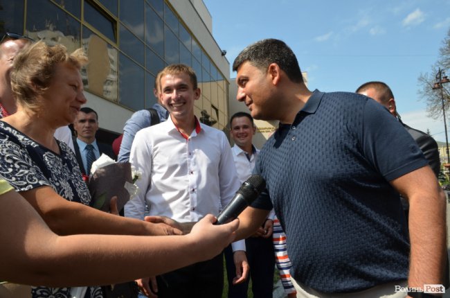 Щастя молодим та селфі-бум: як Гройсман гуляв центром Луцька. ФОТО