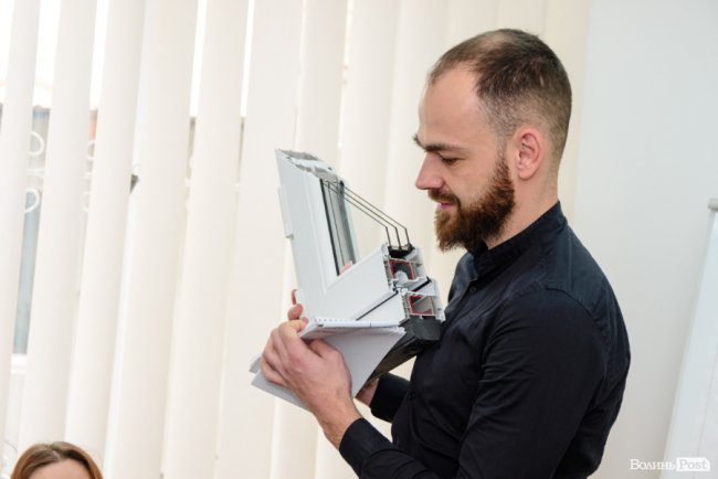 Увага до деталей: як на «Інвесторі» вікна «розбирали». ФОТО