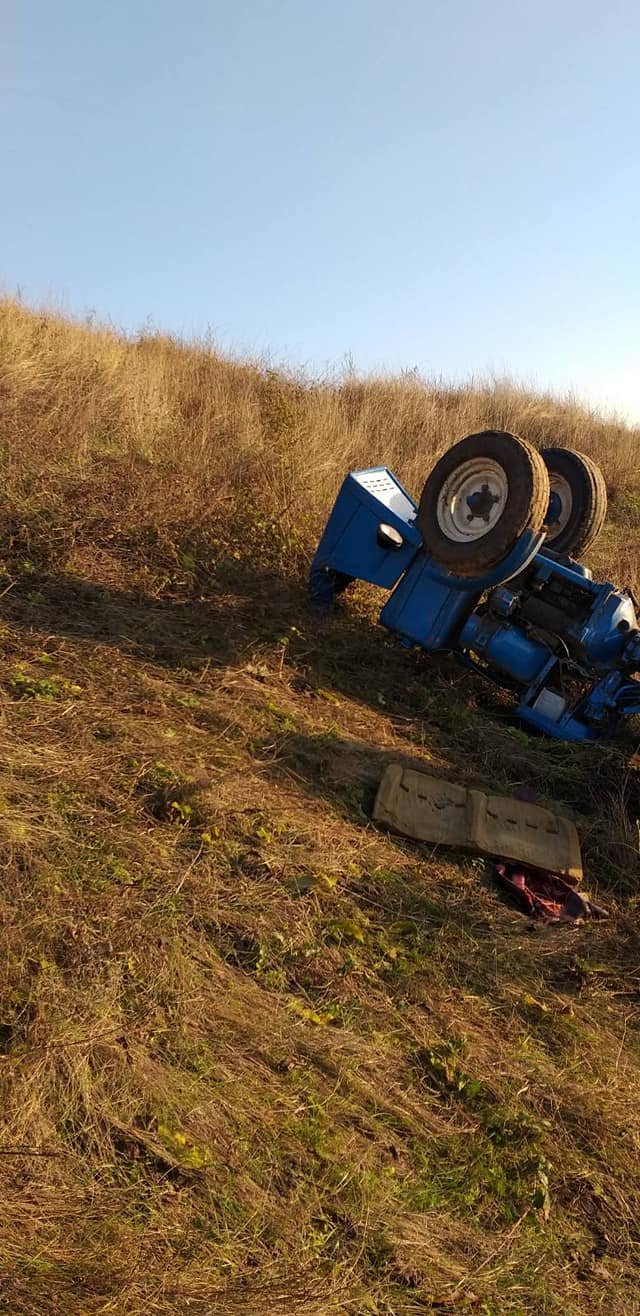 На Рівненщині важкотравмований водій ніч пролежав в понівеченому тракторі. ФОТО