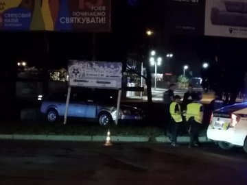 Вночі у Луцьку автомобіль злетів з дороги. ФОТО