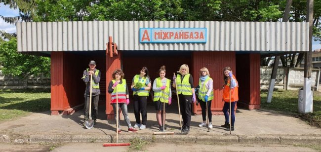 У Луцьку заквітчали зупинку: закликають підтримати ініціативу, щоб зробити місто зеленішим