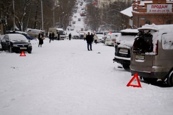 Масова аварія в Росії: вулиця стала звалищем битих машин. ФОТО. ВІДЕО