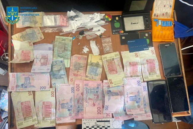 Збували психотропи та організували притон: трьох волинян судять за наркозлочини