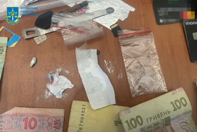 Збували психотропи та організували притон: трьох волинян судять за наркозлочини