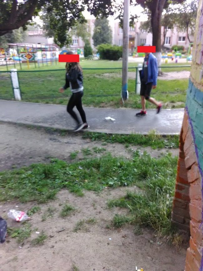 У Луцьку діти пили і курили на майданчику. ФОТО
