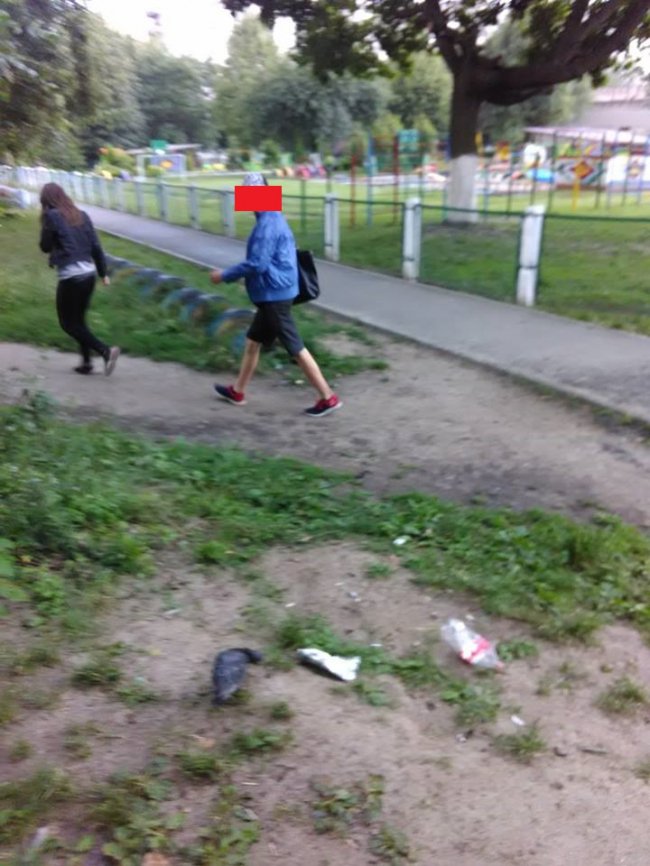 У Луцьку діти пили і курили на майданчику. ФОТО