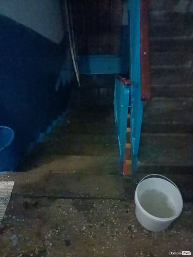 У Луцьку через прорив стічної труби затопило під’їзд і шахту ліфта: що каже ЖЕК