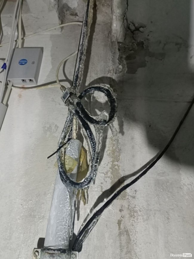 У Луцьку через прорив стічної труби затопило під’їзд і шахту ліфта: що каже ЖЕК