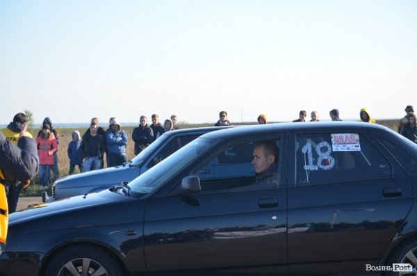 Під Луцьком відбувся чемпіонат з дрег-рейсингу. ФОТО