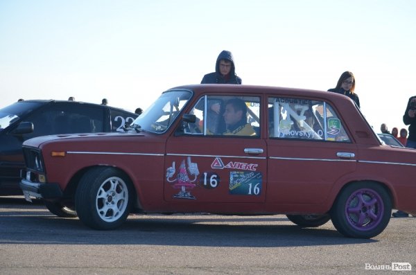 Під Луцьком відбувся чемпіонат з дрег-рейсингу. ФОТО