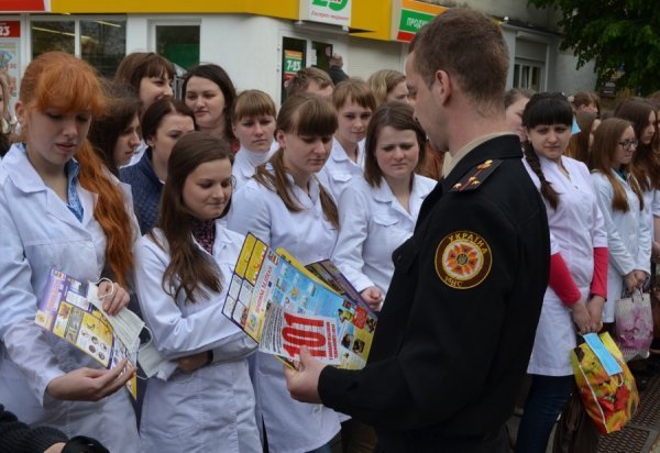 У Луцьку на вулиці вчили рятувати людей. ФОТО