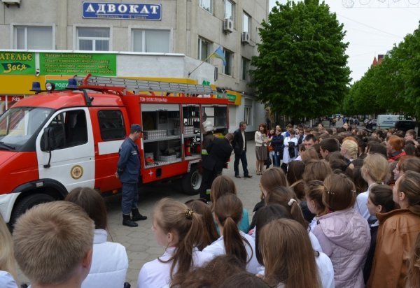 У Луцьку на вулиці вчили рятувати людей. ФОТО