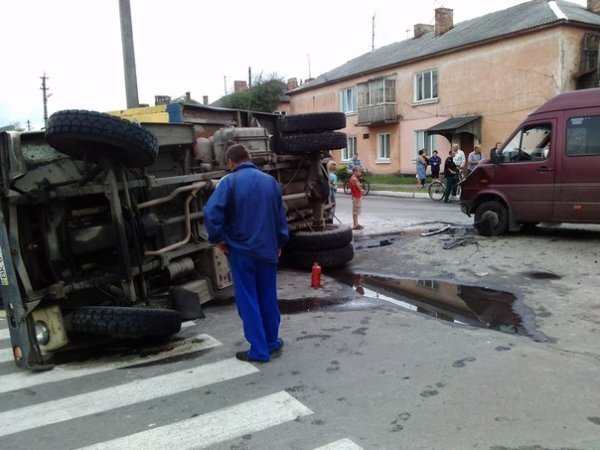 У Ковелі маршрутка врізалася у вантажівку. ФОТО