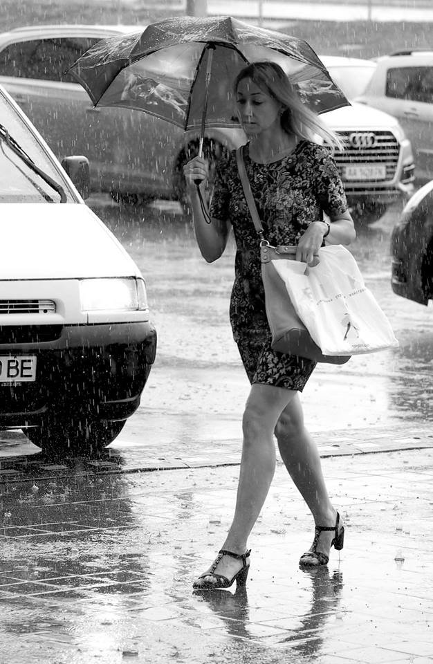 Літня злива у чорно-білому Луцьку. ФОТО