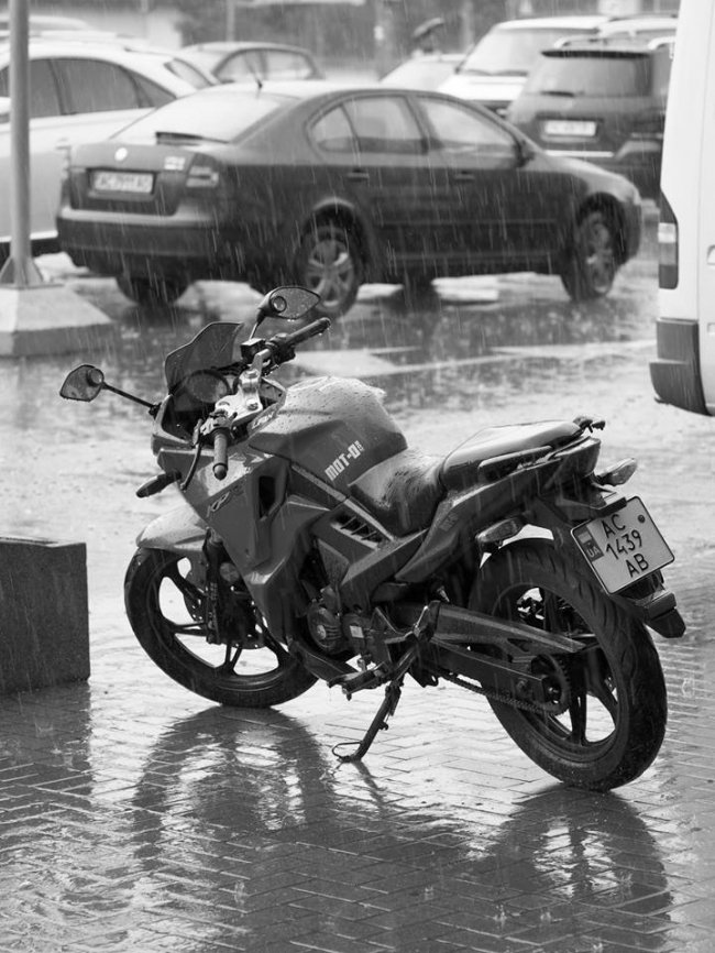 Літня злива у чорно-білому Луцьку. ФОТО