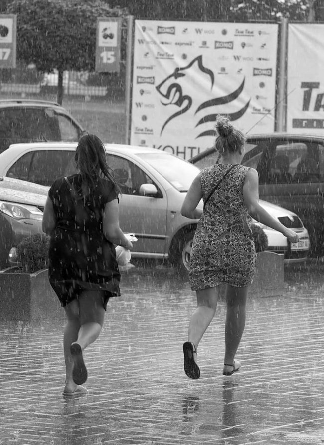 Літня злива у чорно-білому Луцьку. ФОТО