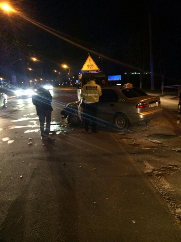 Нічна аварія в Луцьку: водій спробував втекти з місця ДТП. ФОТО