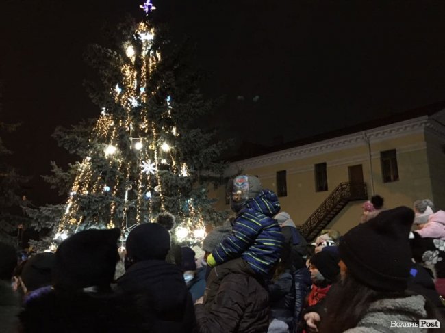 У Ковелі засвітили вогні головної ялинки міста. ФОТО