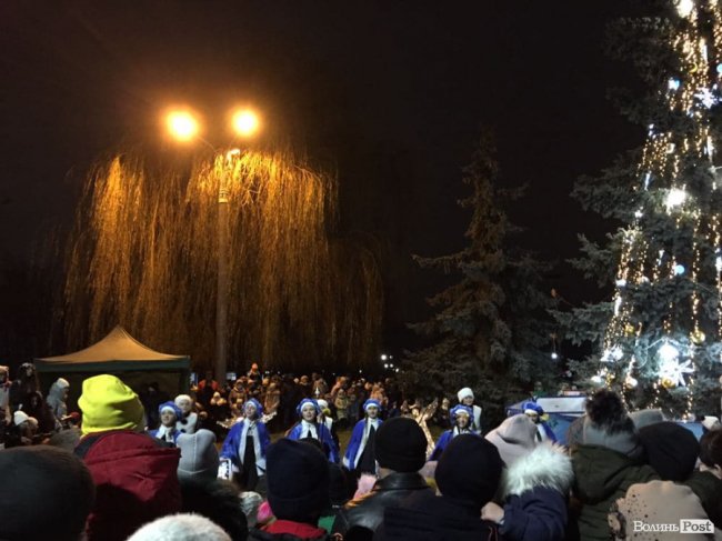 У Ковелі засвітили вогні головної ялинки міста. ФОТО